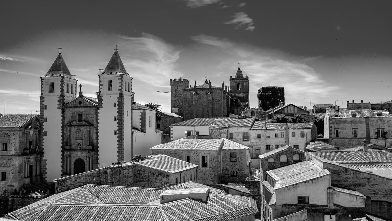 Casco antiguo de Cáceres: la iglesia de San Francisco Javier, torres medievales y tejados de piedra