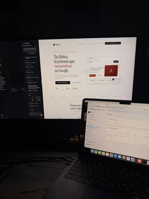 Mi escritorio: una web en el monitor y Google Search Console en el portátil